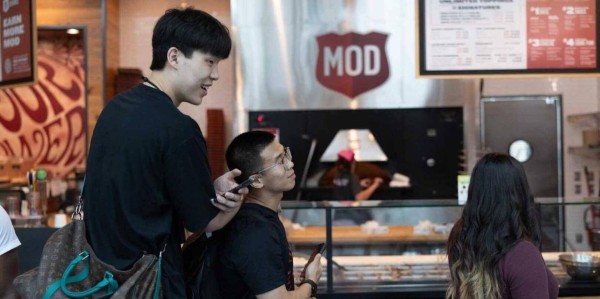 梦幻联动!杨瀚森现身WTT 现场观看王楚钦比赛